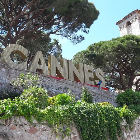 2 Bedroom Near March Forville, Quiet And Convenient, 5 Minutes Walk From Palais Apartmán *